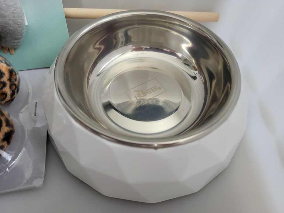 Akcesoria dla zwierzaka: miska i zabawki