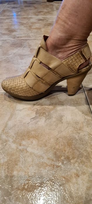 Botins em pele como novos