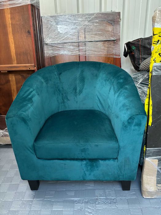 Par de poltronas elegantes em veludo azul petróleo, estilo vintage