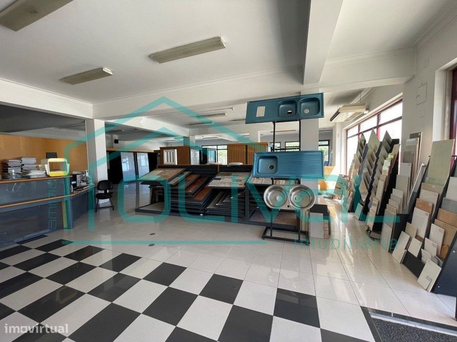 Espaço comercial com armazém
