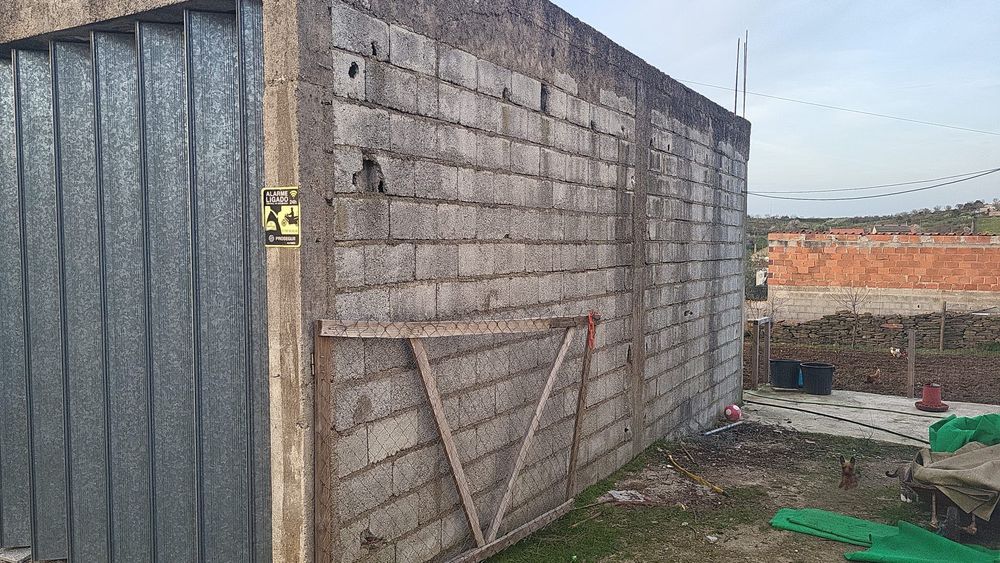 Armazem 150m2 + 1,5m a volta