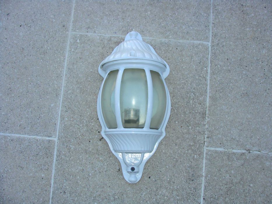 Candeeiro Branco de Parede com Vidro