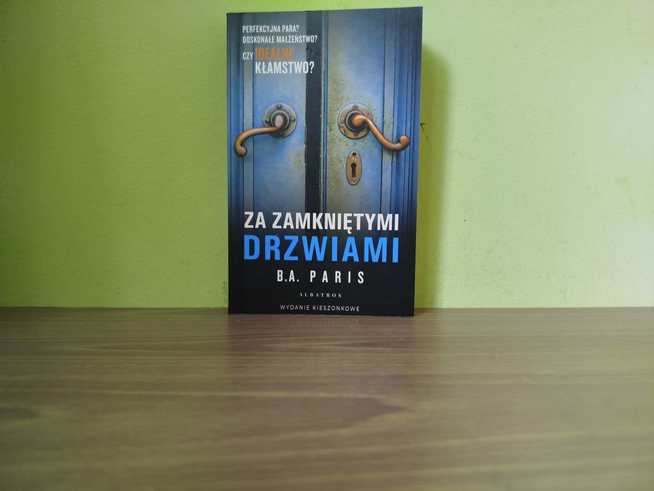 Za zamkniętymi drzwiami