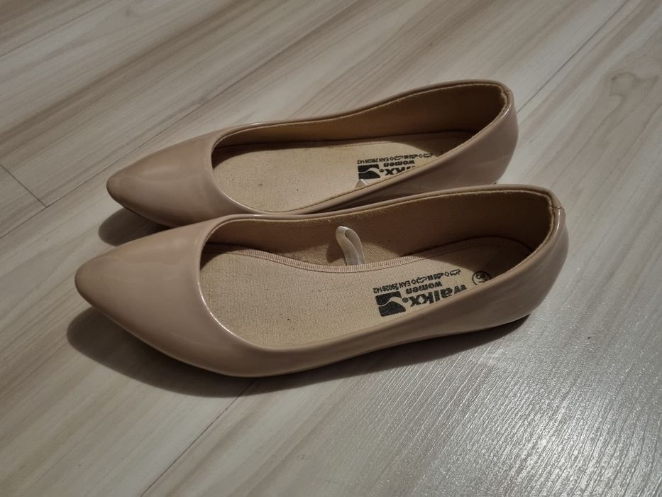Buty balerinki lakierowane beżowe 37