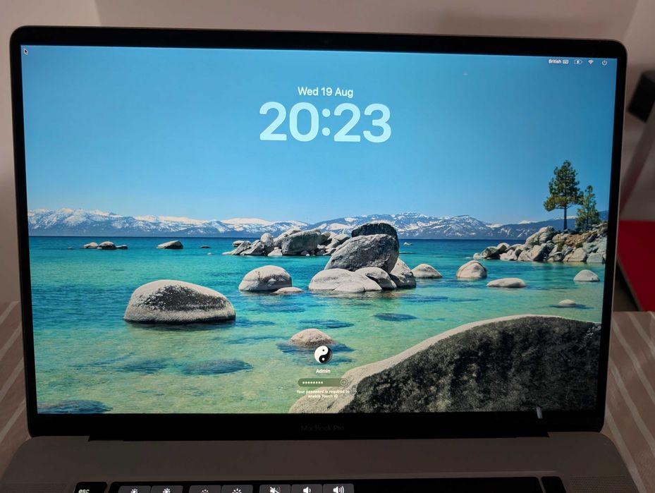 MacBook Pro 16" 2019 / 2.6GHz i7 / 32Gb RAM / 512Gb SSD / English Keyboard