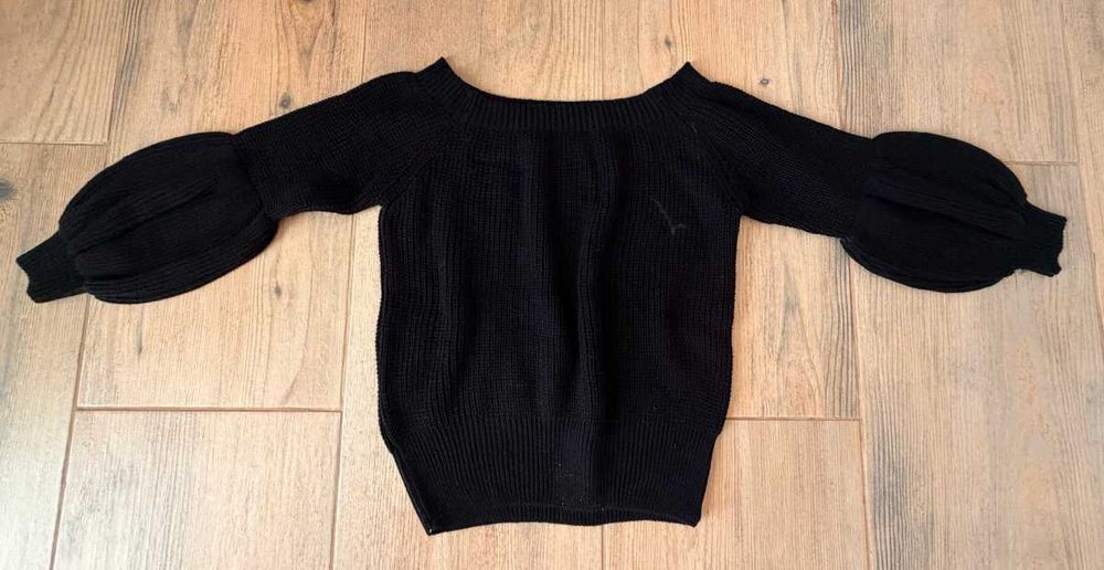 Czarny sweter z bufiastymi rękawami