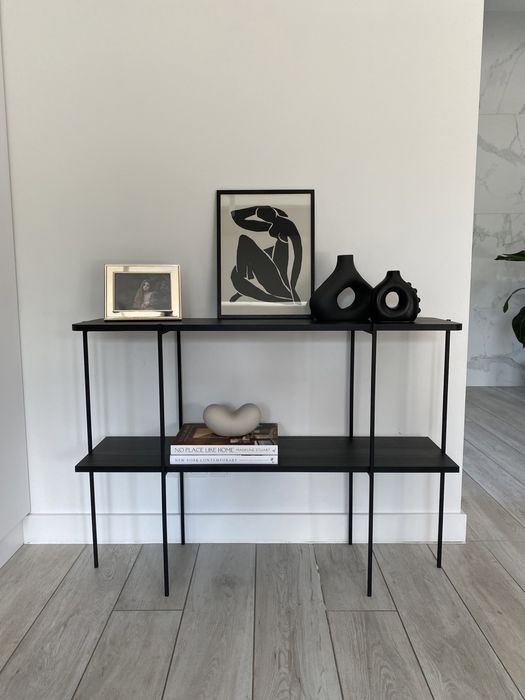 Konsola z podwójnym blatem  z metalowymi nogami.
