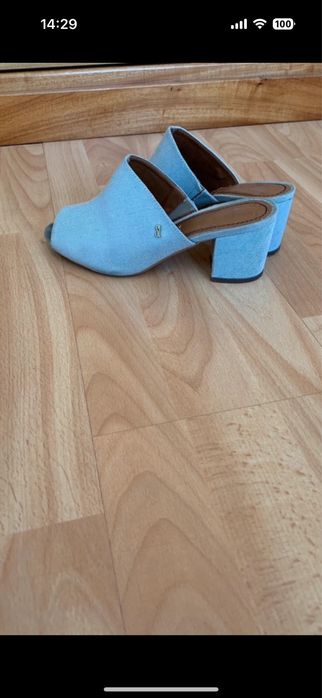 Mule salto alto grosso de tecido jeans - Tamanho 37 Santa Lola