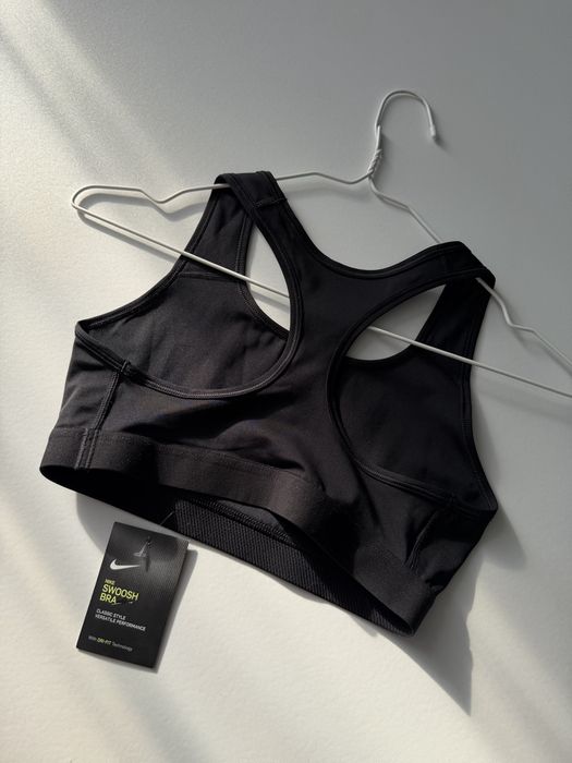 Гарний новий оригінальний спортивний топ Nike Dri-FIT Swoosh
