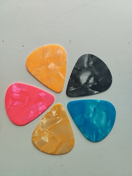 Струны для гитары ремень  медиатор каподастр на шести струнную гитару