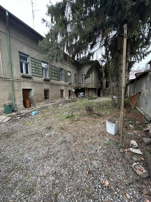 Продам будинок з ділянкою в центрі міста