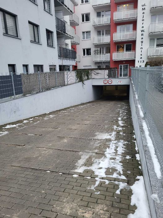 Garaż podziemny - ul.Raginisa 1