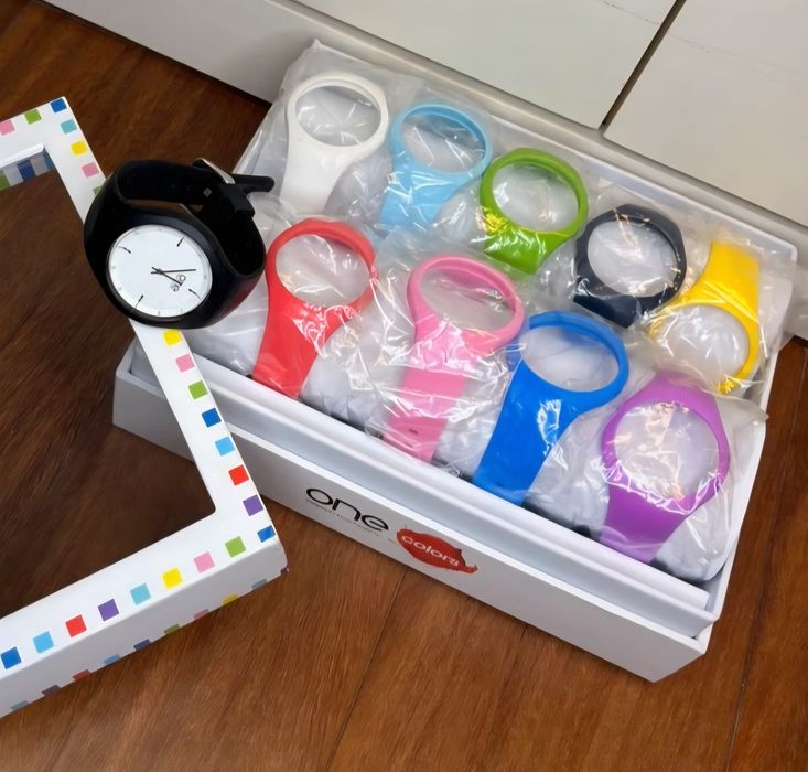 Relogio One com varias braceletes
