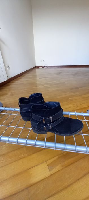 Botins pretos em camurça