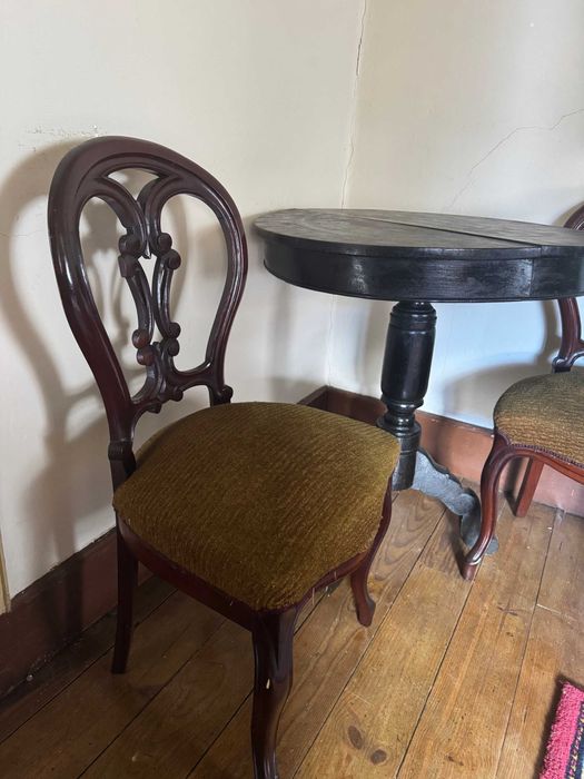 Mesa redonda e duas cadeiras de época