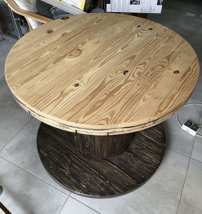 Stolik drewniany zabezpieczony do warunkow zewnetrznych