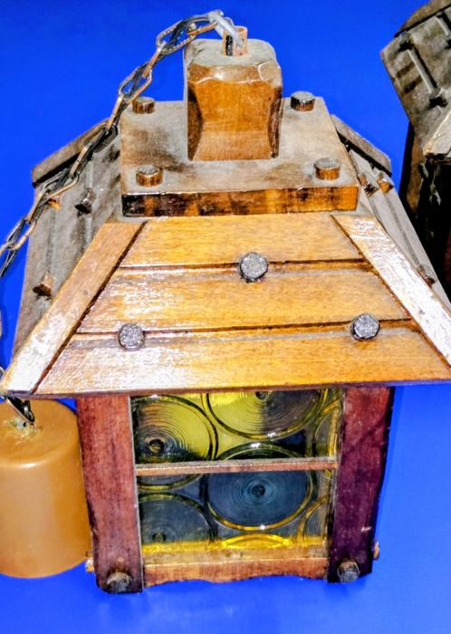 Candeeiros antigos em madeira