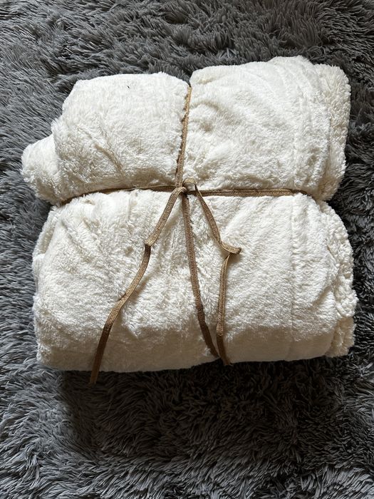 Koc dekoracyjny bialy kremowy