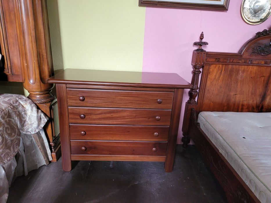 Cómoda em madeira com 4 gavetas - óptimo estado