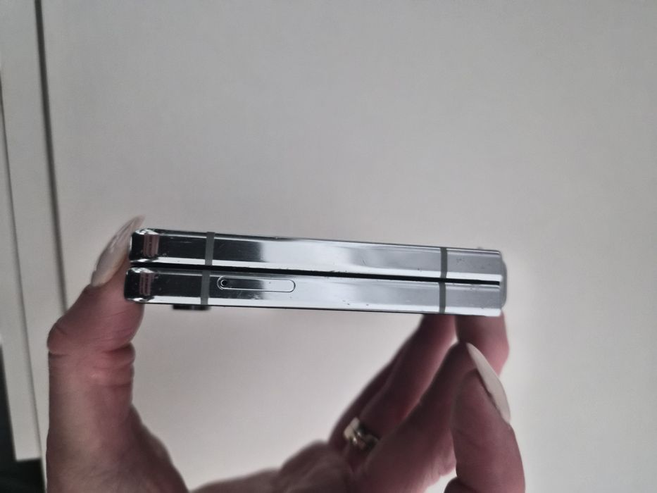 Smartfon Samsung Z Flip 5 8GB