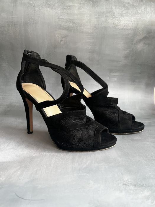 Czarne buty na obcasie