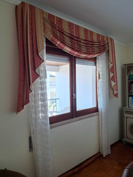 Sanefas e cortinados - Vários conjuntos prontos a instalar