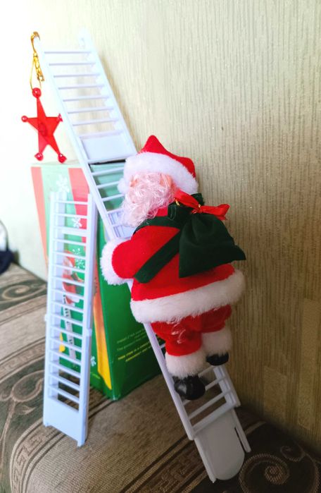 Новорічна музична іграшка Санта Клаус на драбині