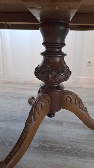 Mesa de jantar em maciço