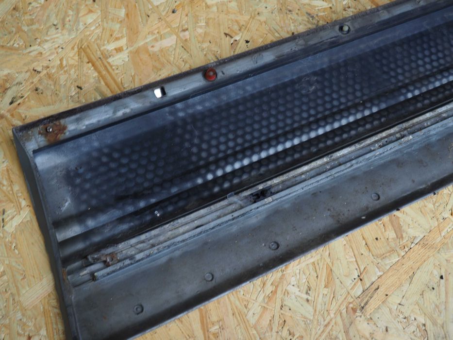 Listwa drzwi przód prawa mercedes w126 1 seria