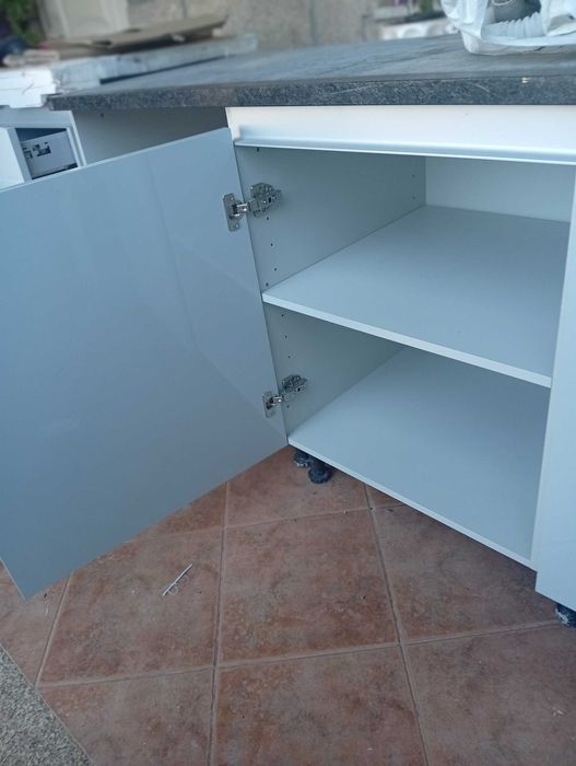 Móvel de cozinha parte de baixo  laminado com pedra granito preta  incluí banca , torneira e tubagens novas