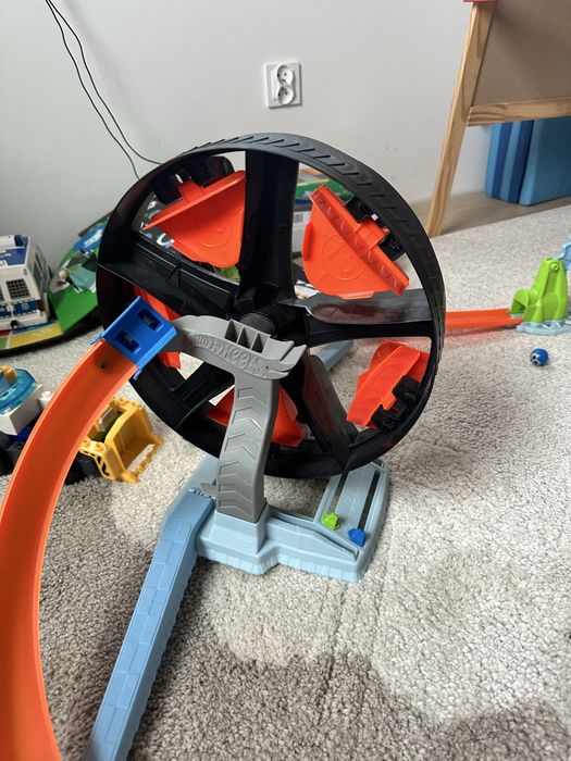 Zabawki Hot Wheels zakrecona opona + Mega Myjnia +  Pułapka Skorpiona