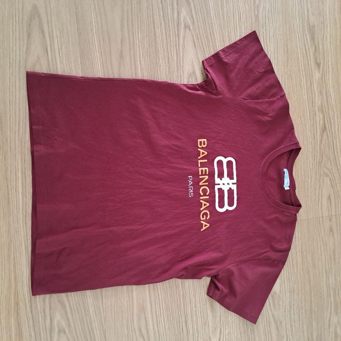 Várias camisolas e T-shirts de marca