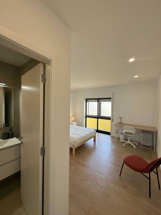 Suite moderna e espaçosa com despesas incluídas