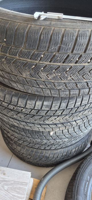 Шини зимові 235/55/20