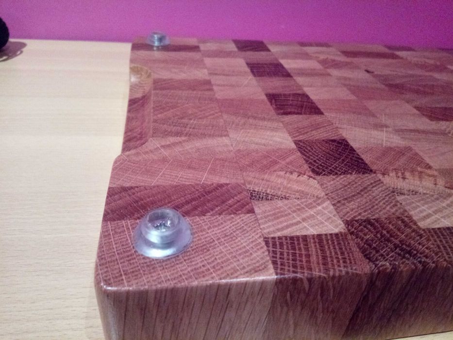 Tábua de madeira carvalho  para cortar e servir .