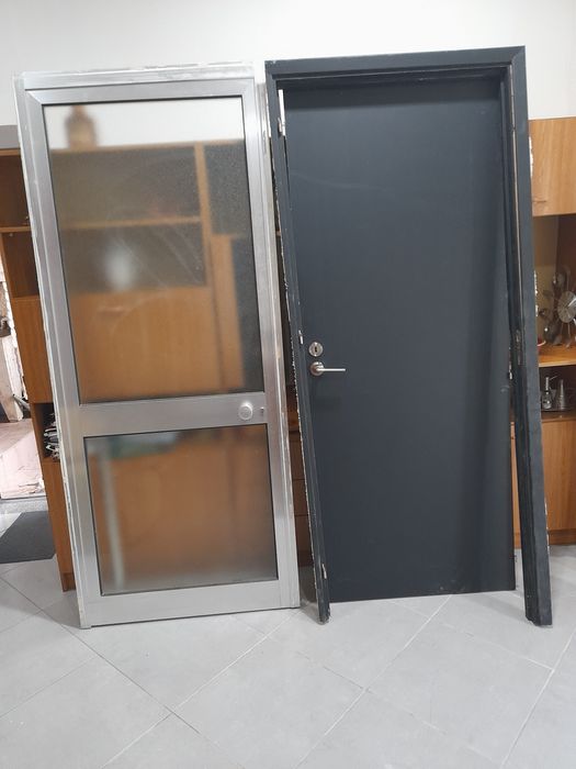 Porta  de madeira e de alumínio