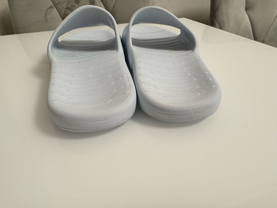 Тапочки unisex New Balance 100