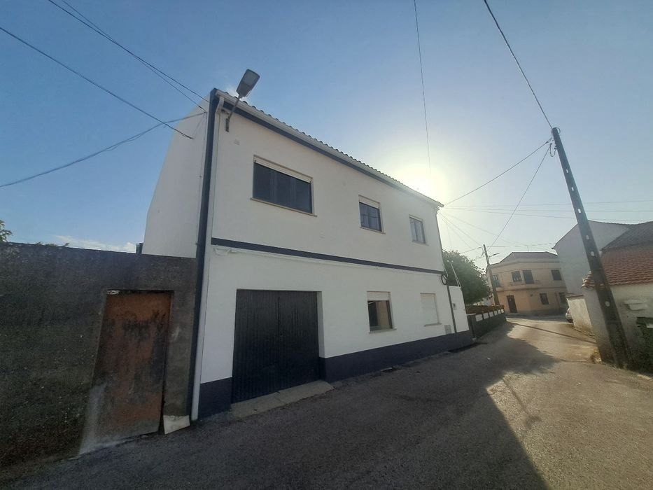 Moradia T3 com garagem e quintal