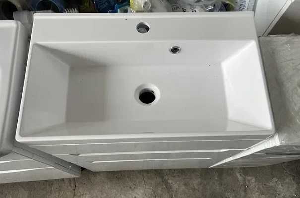 Прямоугольный умывальник в комплекте с тумбой. Новый комплект в ванну.