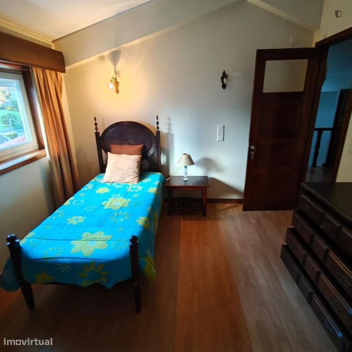 Quarto - localizado em Santa Marinha Porto
