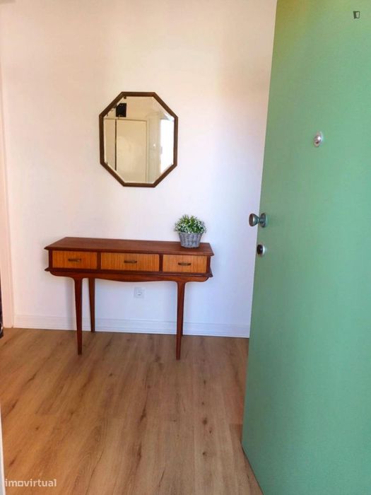 Quarto - localizado em Campo Grande Lisbon