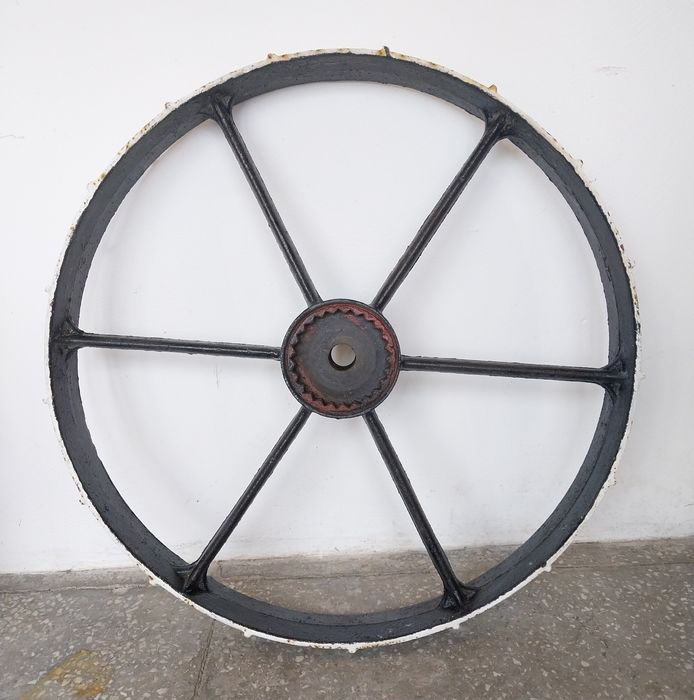 Metalowe stare koło