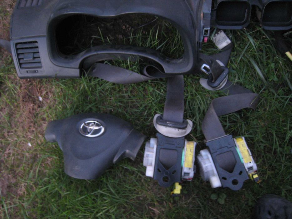 Deska rozdzielcza konsola poduszki pasy Toyota Corolla E15 e140 e14 Yaris II 06-