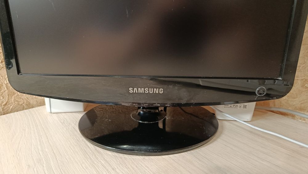 Монітор 19 дюймів.