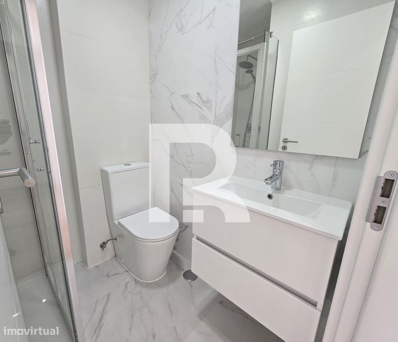 Apartamento T2 com varanda totalmente remodelado na Venteira