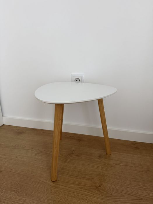 Mesa de apoio tampo branco