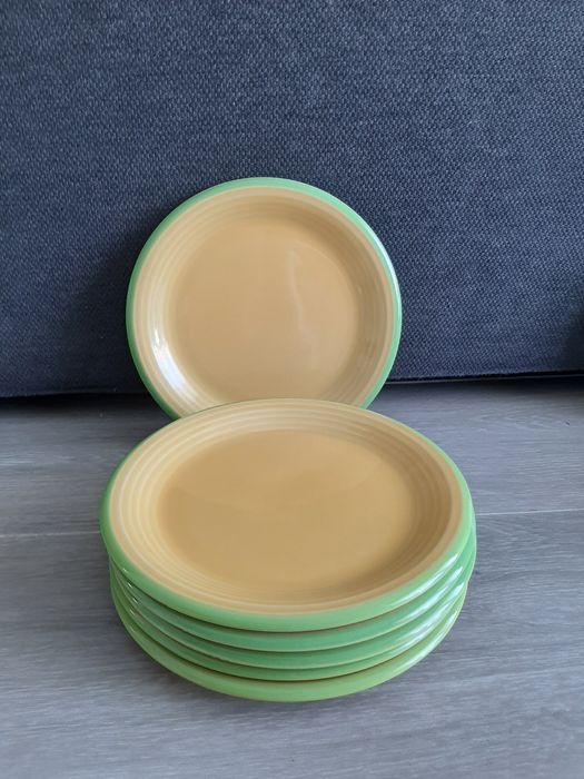 Conjunto de pratos e canecas