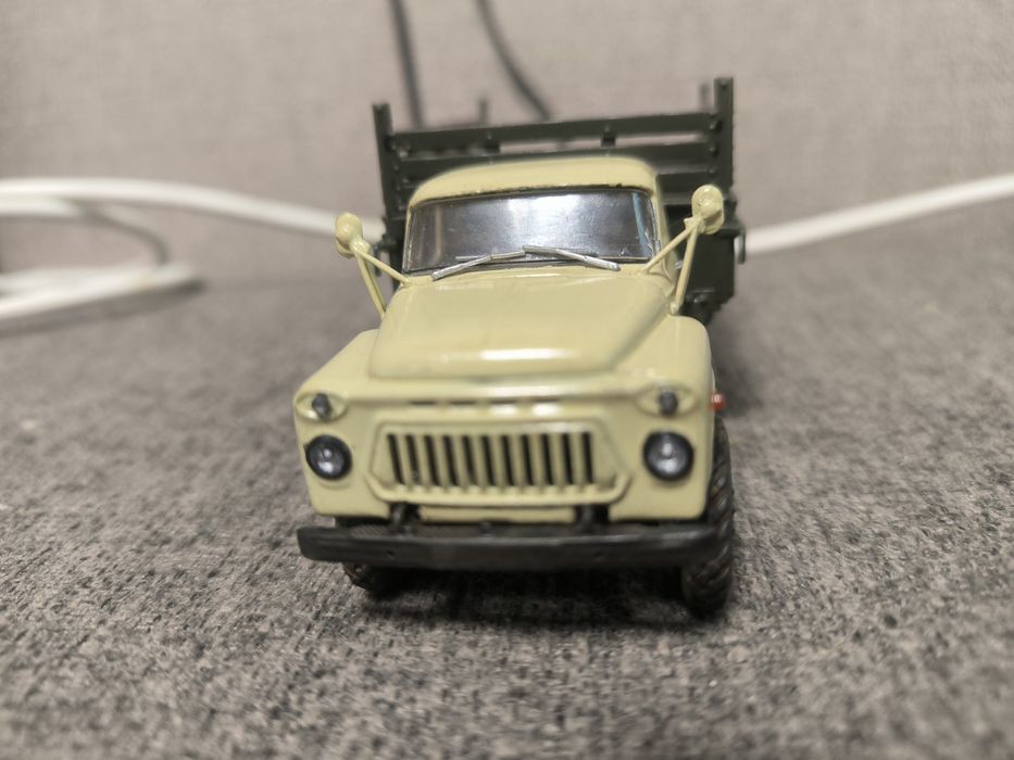 Продаю колекційну модель автомобіля газ-саз 53б .