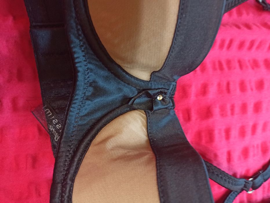 Biustonosz z ozdobnymi paskami