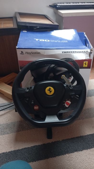 Volante thrustmaster para PlayStation 4 e 5 com jogo incluido